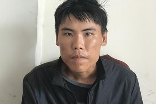 Cầm điện thoại khi điều khiển xe máy bị giật ngã trọng thương