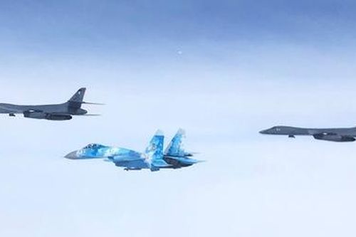 Oanh tạc cơ B-1B Mỹ tập phóng tên lửa sát Nga, bị Su-27 đánh chặn