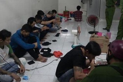 9 đối tượng thuê trọ sử dụng ma túy, tàng trữ súng và hung khí