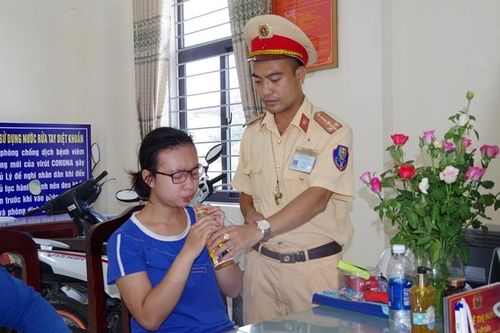 CSGT giúp người đi lạc về với gia đình