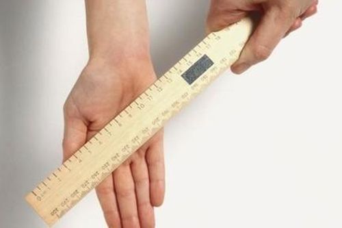 Cô giáo bị đình chỉ vì dùng thước nhựa đánh tay học sinh viết bài chậm
