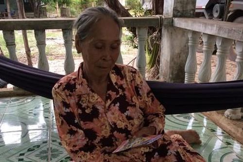 Rạch túi quần cụ bà bán vé số đang ngủ lấy 8 chỉ vàng