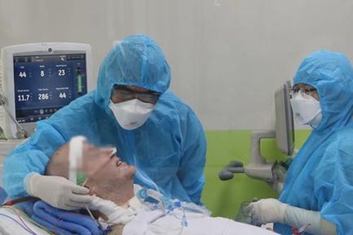 Phi công người Anh đã có thể mỉm cười, bắt tay với bác sĩ