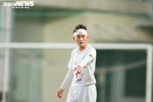 Cầu thủ U19 nữ quấn băng trắng, miệt mài thi đấu dưới mưa