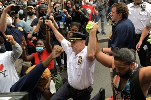 Cảnh sát trưởng New York quỳ gối, ôm người biểu tình, kêu gọi hòa giải