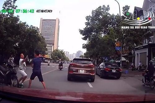 Va chạm giao thông, 2 tài xế nhảy xuống đánh nhau giữa đường