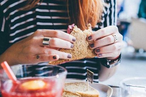 Làm sao để giữ được cân nặng ổn định mà không phải 'bóp mồm bóp miệng'?