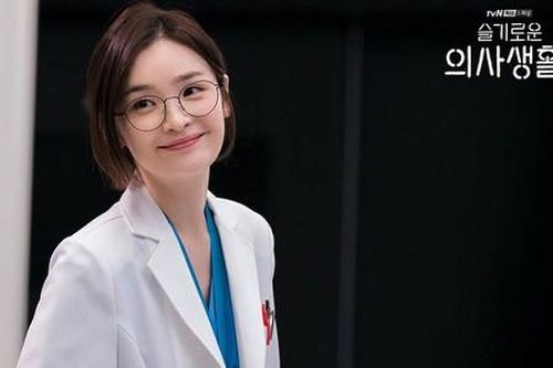 Chae Song Hwa ''Hospital Playlist'': Lên phim 'điếc tông'', ngoài đời lại No.1 BXH Melon