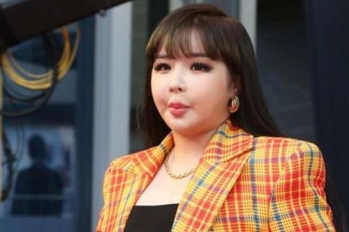 Park Bom khiến công chúng hoảng hốt khi xuất hiện trên thảm đỏ với gương mặt sưng phù