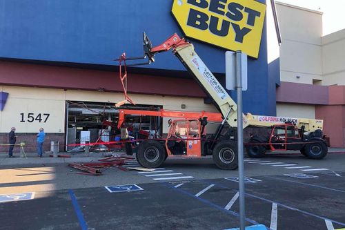 Những kẻ hôi của dùng cần cẩu, xe nâng phá siêu thị ở California giữa ban ngày