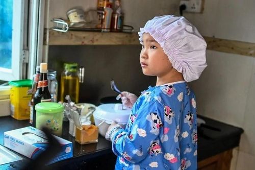 Đầu bếp 8 tuổi kinh doanh riêng, có hàng nghìn fan trên mạng