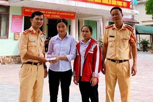 Hai nữ sinh trả lại 50 triệu đồng cho người đánh rơi