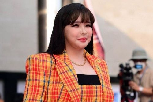 Park Bom lộ mặt sưng phù, khác lạ