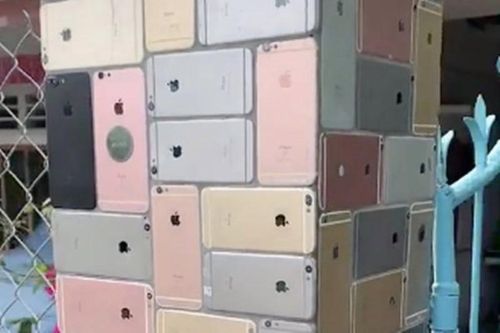 Dùng hàng trăm chiếc iPhone để thay gạch ốp lát xây cổng