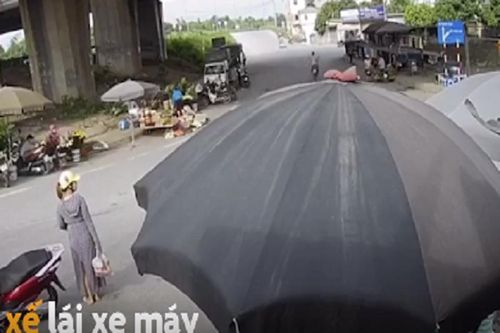 Người phụ nữ suýt chết khi xe ben cuốn xe máy vào gầm