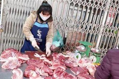 Giá thịt lợn hôm nay 3/6: Giá bán lẻ vẫn 'trên trời' dù lợn hơi 'hạ nhiệt'