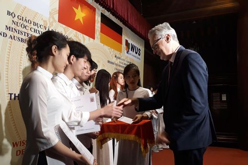 Trao 93 suất học bổng Đức cho sinh viên Việt Nam học giỏi vượt khó