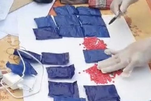 Khen thưởng cán bộ hải quan đã bắt giữ 4.000 viên ma túy tại Nam Định