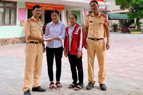 Hai nữ sinh lớp 12 trả lại 50 triệu đồng nhặt được
