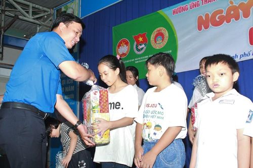 Chăm lo, hỗ trợ đời sống cho hơn 1.700 trẻ có hoàn cảnh khó khăn tại khu lưu trú, mái ấm