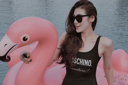 Á hậu Tú Anh mặc áo tắm màu đen đơn giản nhưng vẫn khoe khéo body cực quyến rũ