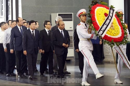 Lãnh đạo Đảng và Nhà nước viếng đồng chí Vũ Mão