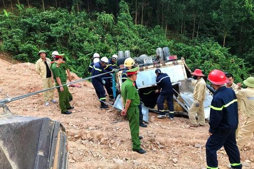 Giải cứu xe tải chở gần 5 tấn thuốc nổ bị lật