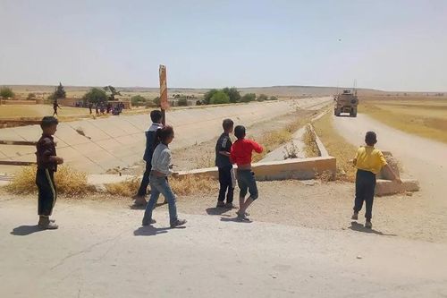 Xe bọc thép của đội tuần tra Mỹ bị trẻ em Syria ném đá xua đuổi