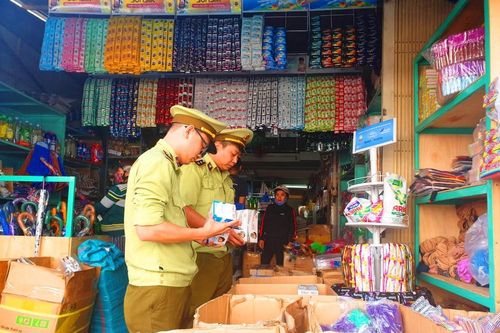 Quản lý thị trường vào cuộc vụ khẩu trang không phép bán công khai