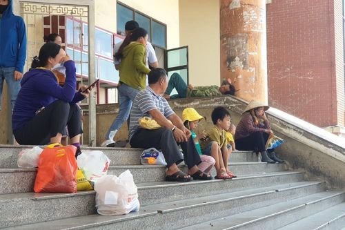 Trời 'đổ lửa', lao động sõng soài trên nền chợ đầu mối lớn nhất Bắc Trung Bộ
