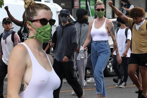 Ireland Baldwin mặc ba lỗ, không nội y đi biểu tình gây choáng