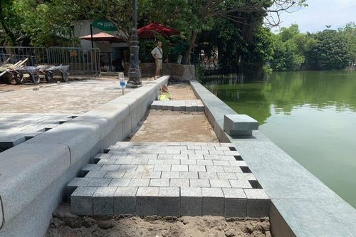 Sau kè bê tông đúc, vỉa hè, đường dạo Hồ Gươm được lát đá tự nhiên