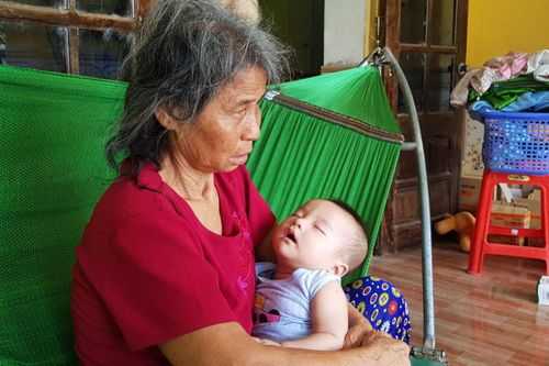 Những người mẹ cho bé 5 tháng mồ côi dòng sữa yêu thương