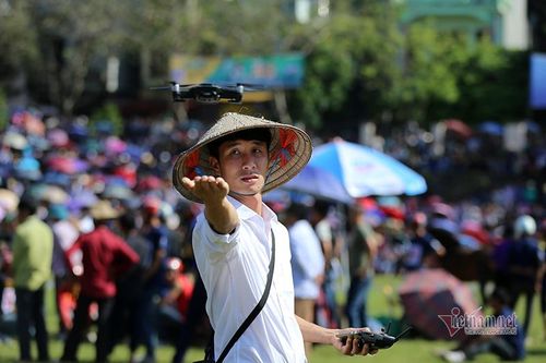 Xem Vlogger, Streamer 'nhà nông' tường thuật trực tiếp giải đua ngựa Bắc Hà