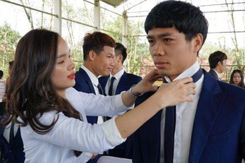Công Phượng bí mật đính hôn với bạn gái chuẩn xinh, giỏi