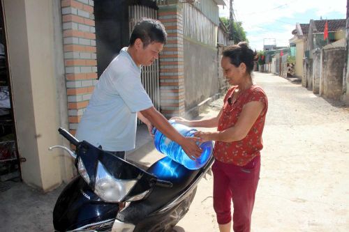 Nắng nóng, nhiều hộ dân vùng biển Nghệ An phải đi mua từng bình nước