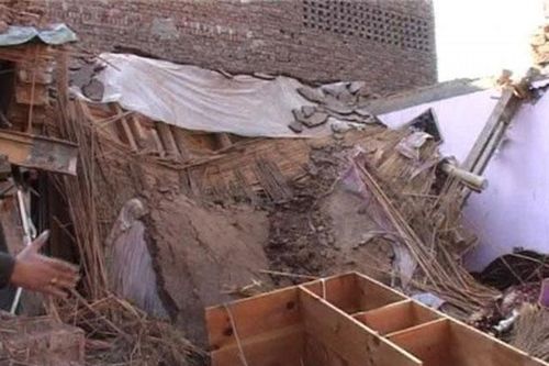 Sập mái một trường học tại Pakistan, nổ cửa hàng tại Argentina