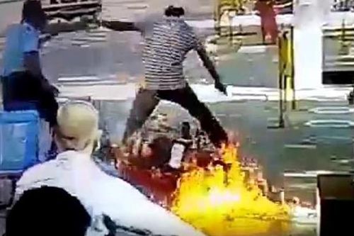 Xe máy bốc cháy ngùn ngụt khi phun khử trùng tại Ấn Độ