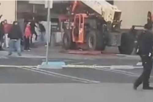 Video kẻ cướp dùng xe nâng tàn phá siêu thị giữa ban ngày