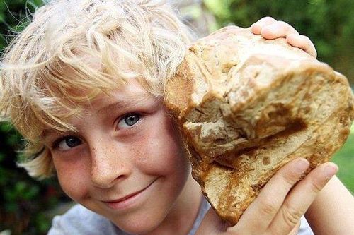 Cậu bé nhặt được báu vật biển khơi trị giá 1,1 tỷ đồng giờ ở đâu?