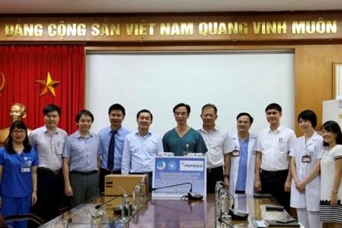 Trung ương Hội Thầy thuốc trẻ Việt Nam trao tặng thiết bị y tế cho BV Bạch Mai