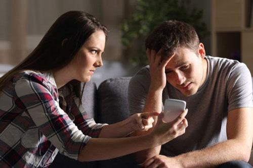 Vợ khôn ngoan đừng dại kết bạn với chồng trên Facebook