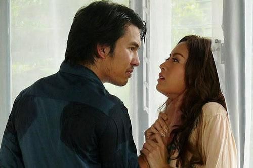 Một tuần nay vợ tôi 'cấm khẩu', mỗi lần có việc gì cần giải quyết thì cô ấy lôi cuốn sổ ra viết nguệch ngoạc khiến tôi tức phát điên