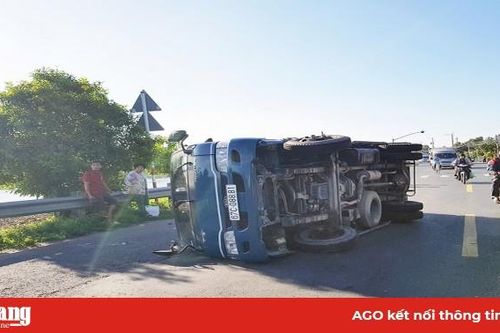 Xe tải lật nhào trên Quốc lộ 91