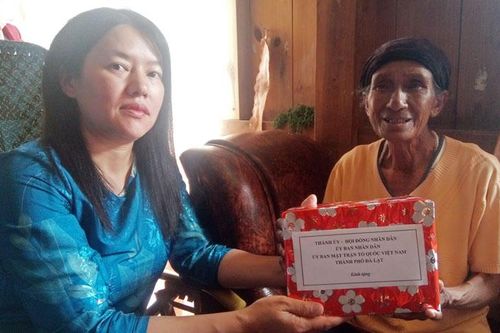 Thăm hỏi, tặng quà người cao tuổi có hoàn cảnh đặc biệt khó khăn