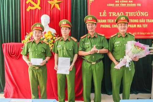 Công an tỉnh Quảng Trị: Khen thưởng đột xuất thành tích đấu tranh với tội phạm ma túy