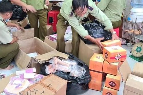 Thu giữ hàng ngàn dụng cụ kích dục trong ngôi nhà 3 tầng