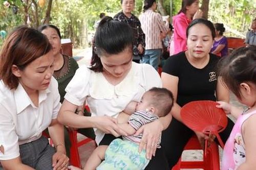 Cha mẹ và anh qua đời, bé trai 5 tháng tuổi sống nhờ giọt sữa tình thương