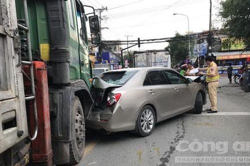 Xe Camry bị kẹp bẹp dúm giữa hai xe tải, tài xế nhập viện