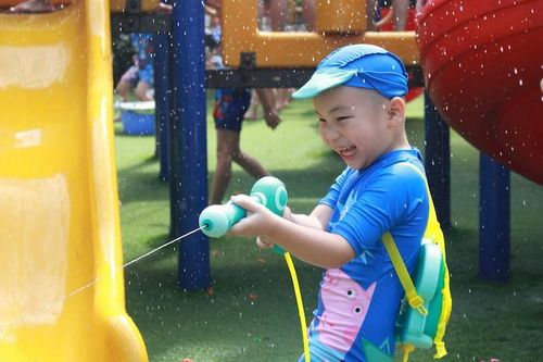 Học sinh cười tít mắt, thỏa thích đùa nghịch tại lễ hội té nước